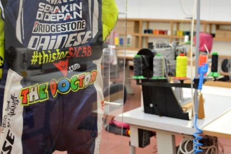 Dettaglio autografo_tuta Valentino #thisforSIC58_prima asta su Dainese.com