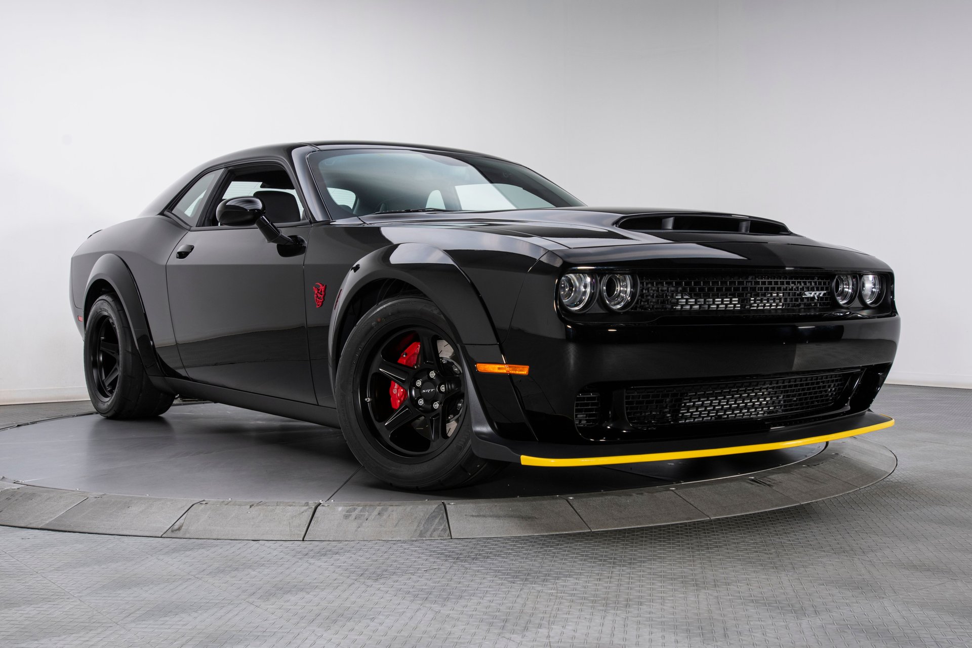 Додж челленджер 2018. Додж СРТ демон. Додж Челленджер СРТ демон. Dodge Challenger srt 2018. Додж Челленджер демон 2018.