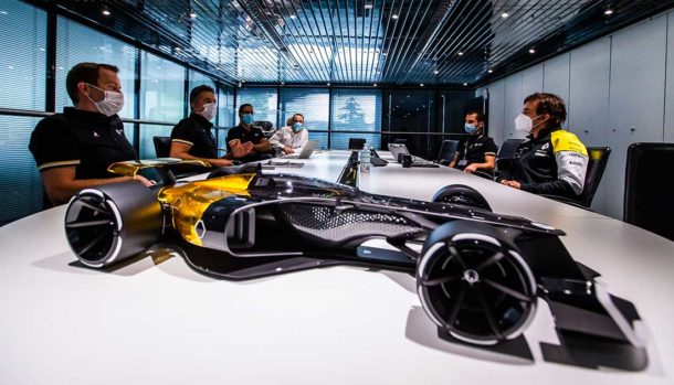 Fernando Alonso visita il Renault DP World F1 Team