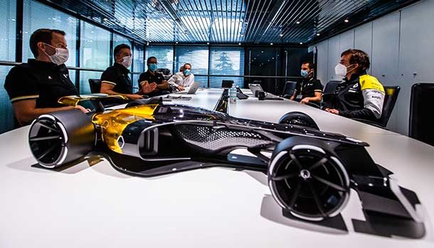 Fernando Alonso visita il Renault DP World F1 Team