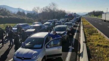 Autostrada A1 Napoli - Roma bloccata per protesta dei mercatali