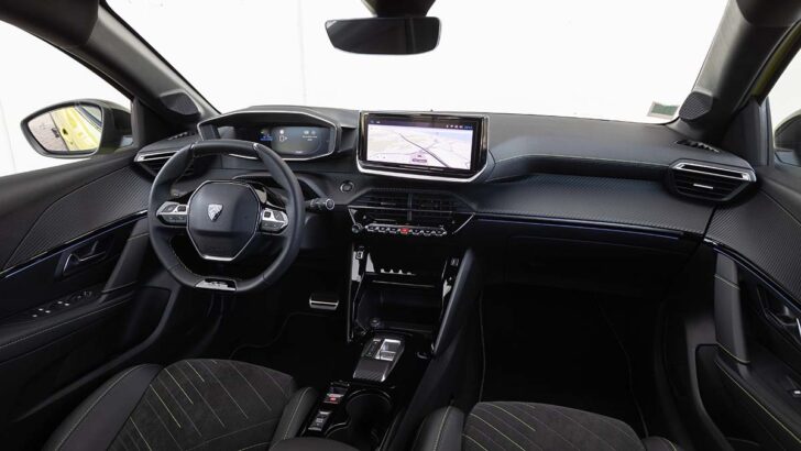 PEUGEOT E-208