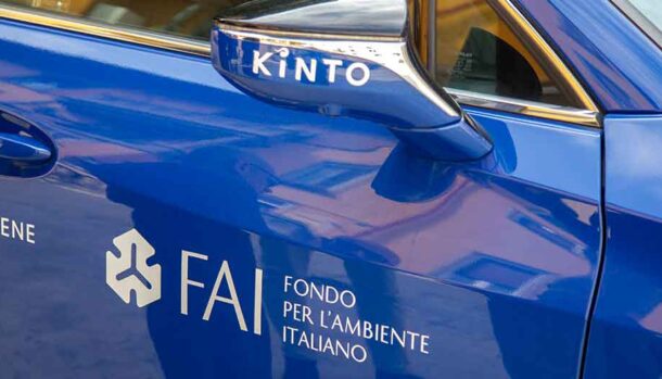 Il FAI ha rinnovato il parco auto con Kinto Italia scegliendo la tecnologia elettrificata di Toyota e Lexus per una mobilità più sostenibile.