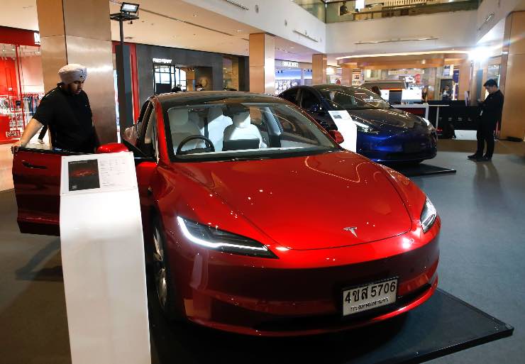 Tesla Model 3 indagine per pratiche commerciali ingannevoli