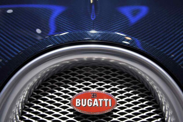Il particolare dell'anteriore di una vettura Bugatti con il logo