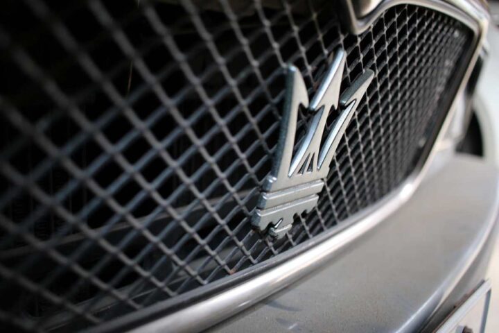 Il frontale di una Maserati con il logo