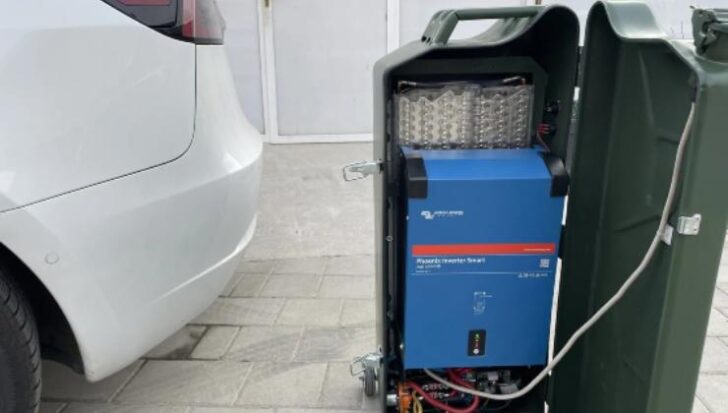 Il dispositivo Not-a-Canister mentre ricarica un'auto elettriche