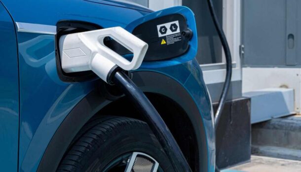 Auto elettriche, addio ansia da ricarica: la nuova tecnologia pensiona la benzina