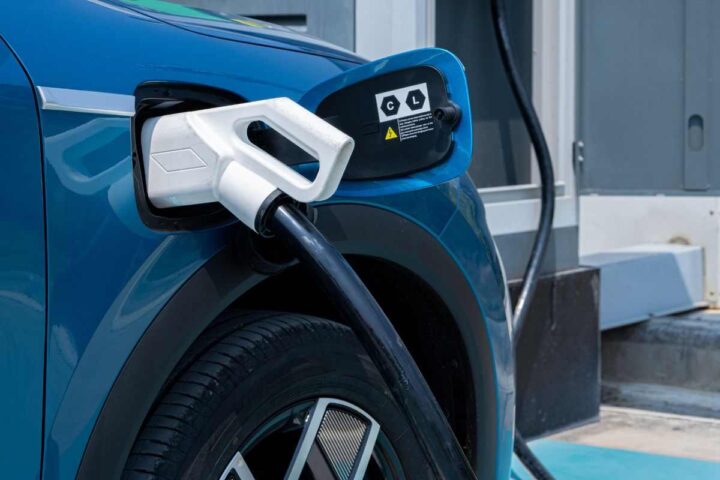 Auto elettriche, addio ansia da ricarica: la nuova tecnologia pensiona la benzina