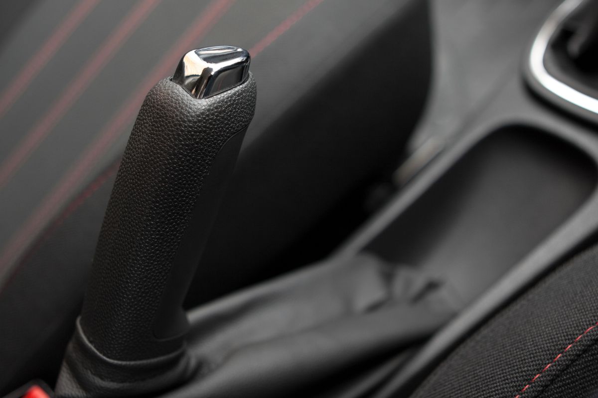 Freno a mano, cosa succede