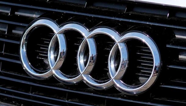 Il logo Audi su una griglia