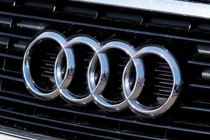Il logo Audi su una griglia 