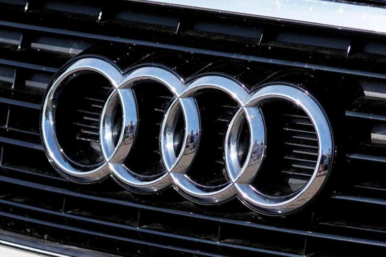 Il logo Audi su una griglia