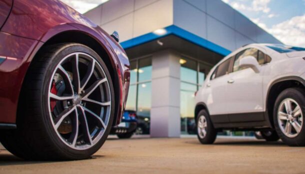 Due auto fuori da un concessionario