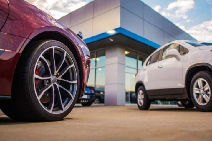 Due auto fuori da un concessionario