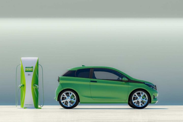 Un'auto elettrica in ricarica