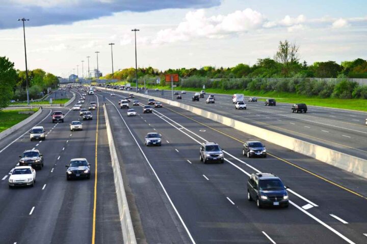 Un'autostrada e alcuni veicoli