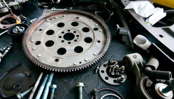 Diverse componenti di un'auto su un banco