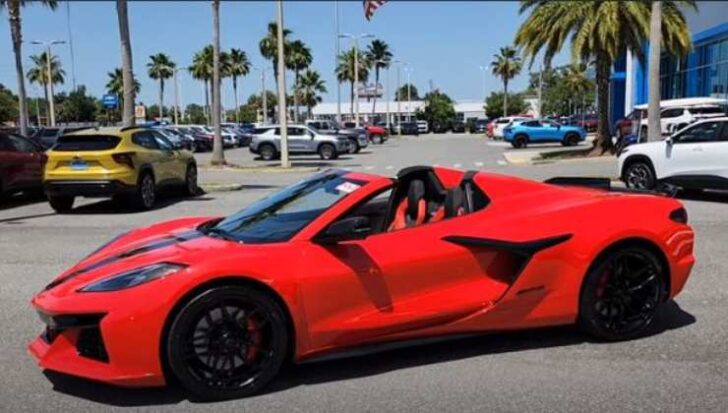 La Corvette Z06 in un parcheggio