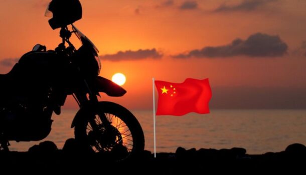 Una moto crossover al tramonto e il disegno di una bandiera cinese