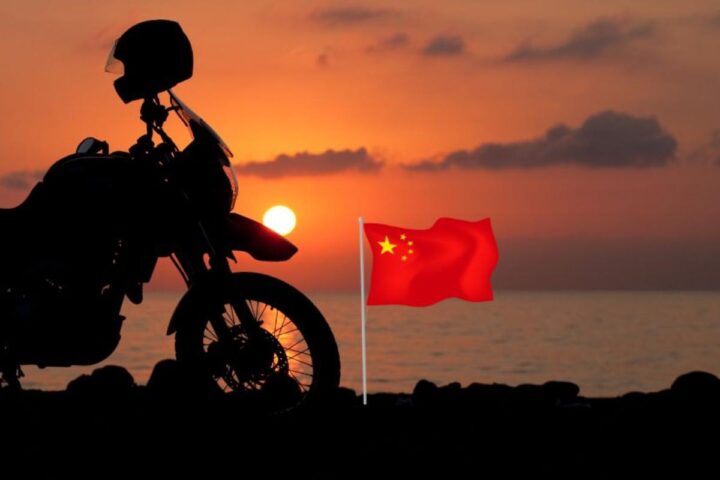 Una moto crossover al tramonto e il disegno di una bandiera cinese