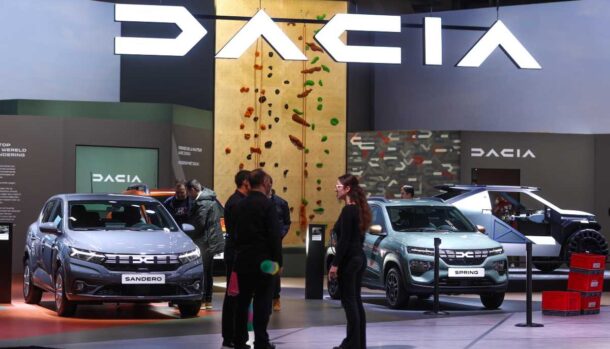 Il logo Dacia e alcune auto in mostra