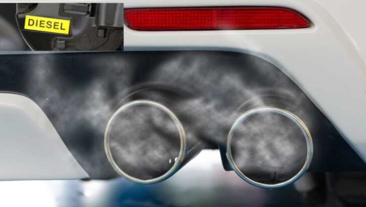 Il fumo dallo scarico di un'auto e la scritta diesel