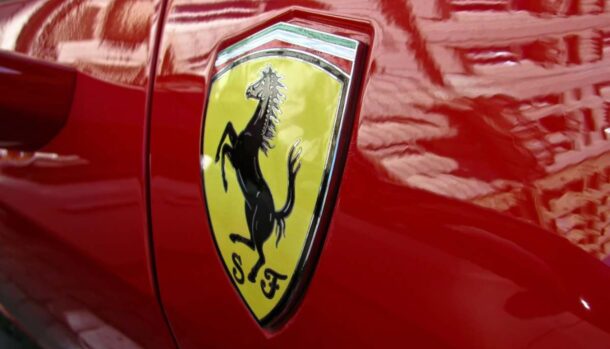 Il logo Ferrari sulla fiancata di un'auto