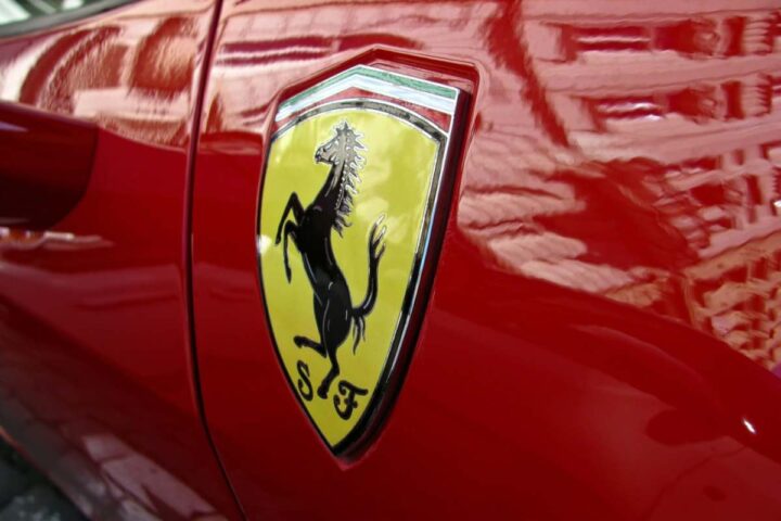 Il logo Ferrari sulla fiancata di un'auto