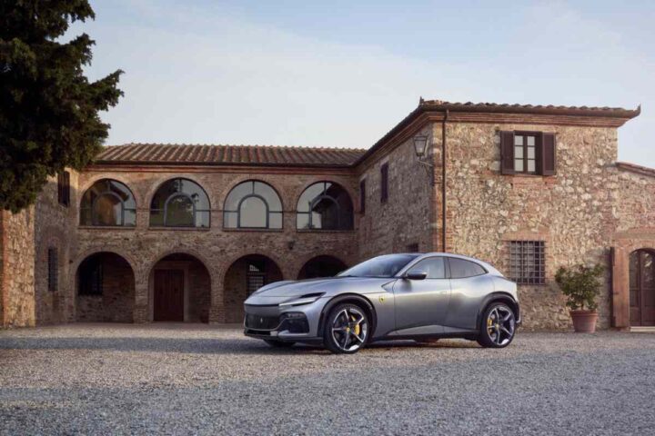 La Ferrari Purosangue parcheggiata