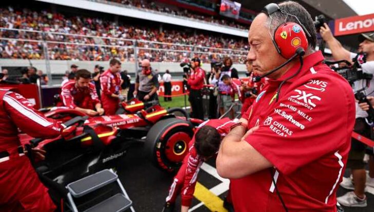 Il team principal Vasseur vicino alla Ferrari in griglia di partenza