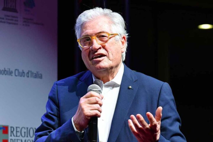 Giorgetto Giugiaro parla durante un evento