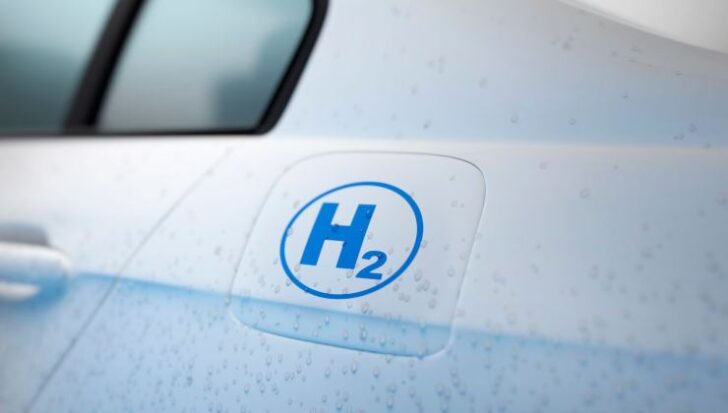 Il simbolo dell'idrogeno sullo sportello del serbatoio di un'auto