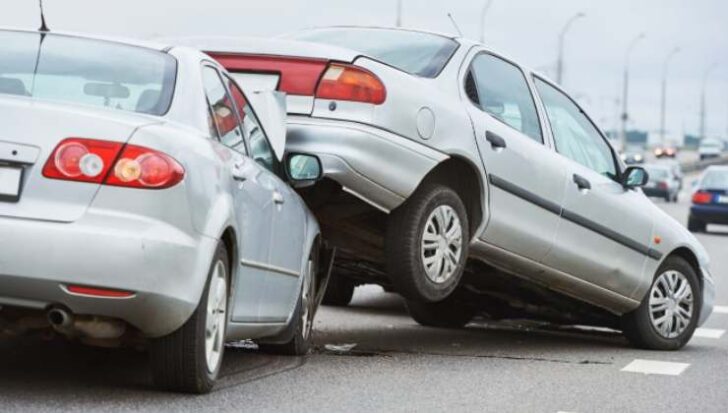Un incidente tra due auto