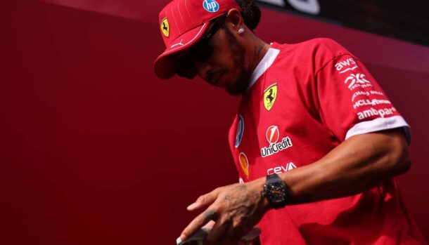Primo piano di Lewis Hamilton nel paddock