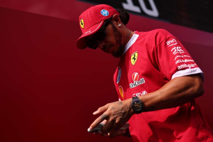 Primo piano di Lewis Hamilton nel paddock