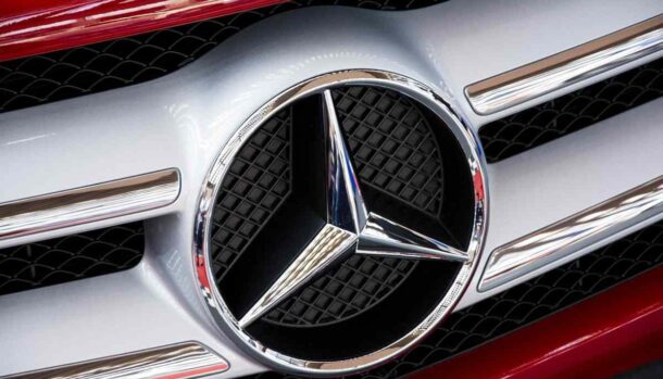 Il logo Mercedes sulla griglia di un'auto