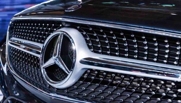 Logo Mercedes sul frontale di un'auto