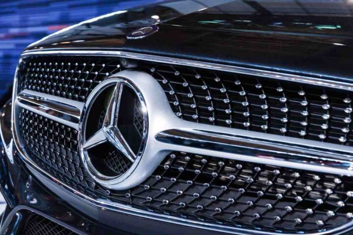 Logo Mercedes sul frontale di un'auto