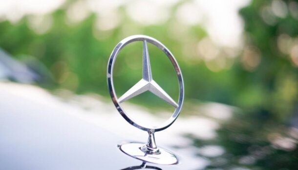 Il logo Mercedes sul cofano di un'auto