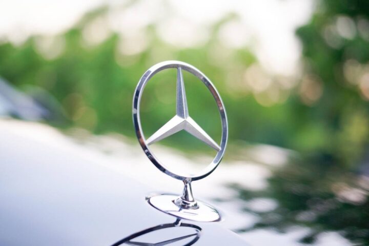 Il logo Mercedes sul cofano di un'auto