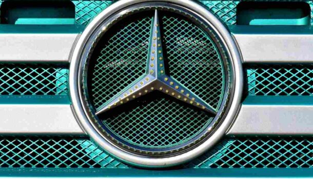 il logo Mercedes su una griglia