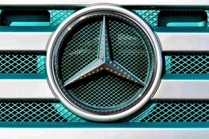 il logo Mercedes su una griglia 