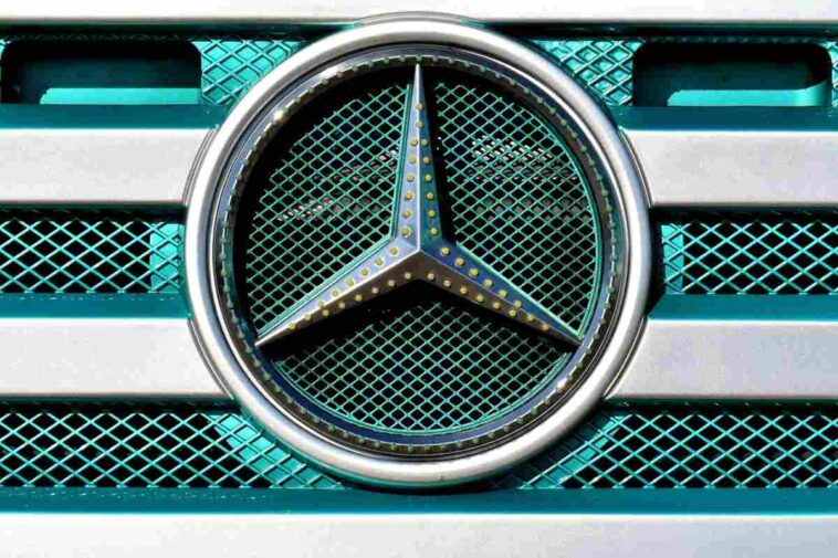 il logo Mercedes su una griglia