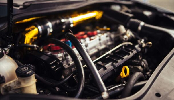 Il motore alloggiato nel vano di un'auto