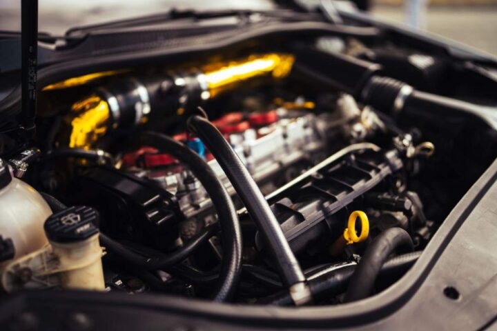 Il motore alloggiato nel vano di un'auto