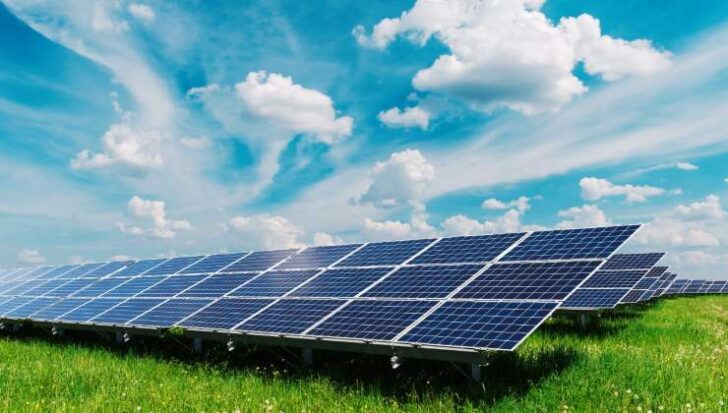 Dei pannelli solari su un prato