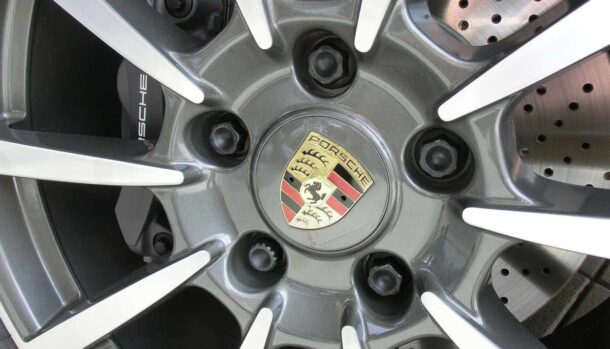 Il logo Porsche su una ruota