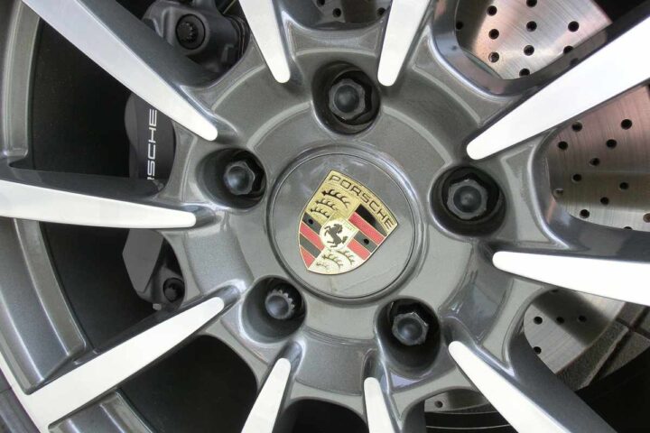 Il logo Porsche su una ruota