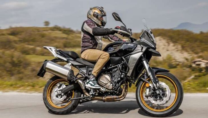 La QJ Motor SRT 700SX in marcia